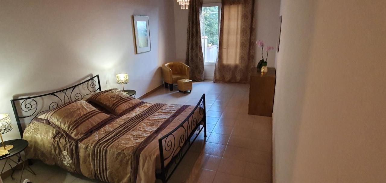 Chez Isabelle Bed & Breakfast Luri Екстериор снимка